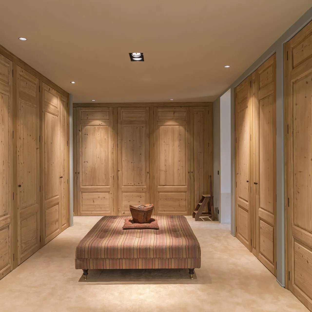 Dressing réalisé à partir de boiseries anciennes - Rémy Motte antiquaire décorateur