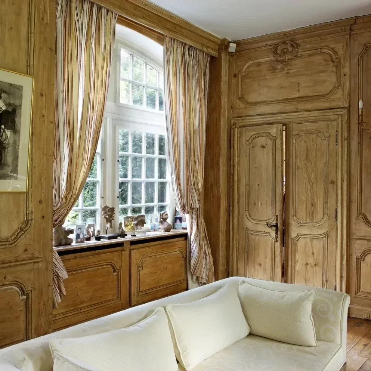 Détail d'une boiserie XVIIIe de style Régence restaurée et installée par Rémy Motte